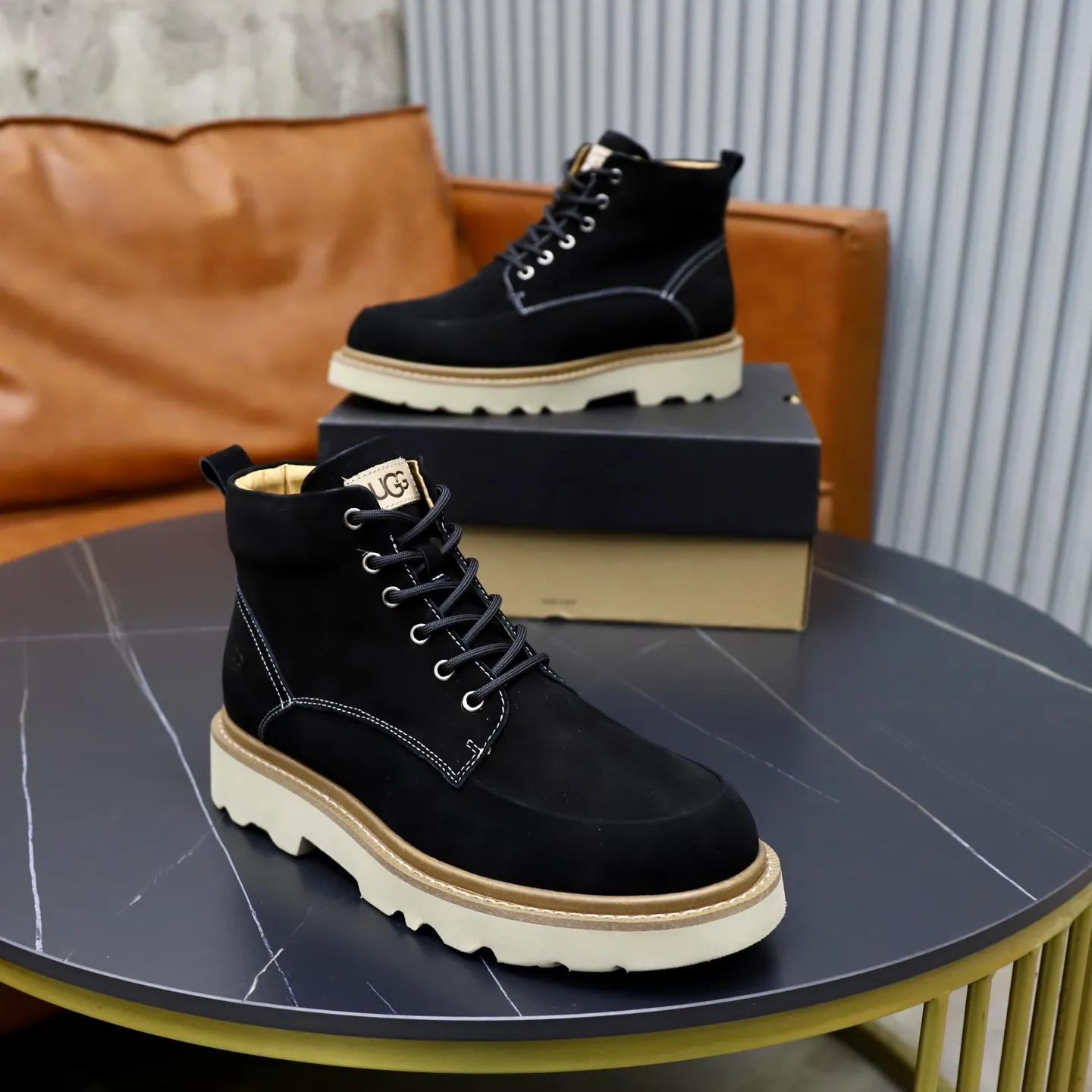 Ex-factory price: 640💰Thick wool imported from Australia Brand: UGG genuine purchase Size: 39-44 Grade: Official website 1:1 Material: First layer of genuine leather waterproof and antifreeze upper Real wool lining Original non-slip soft wear-resistant outsole Style category: Men's casual shoes Trendy style Comfortable on the feet Color: Official website color synchronization